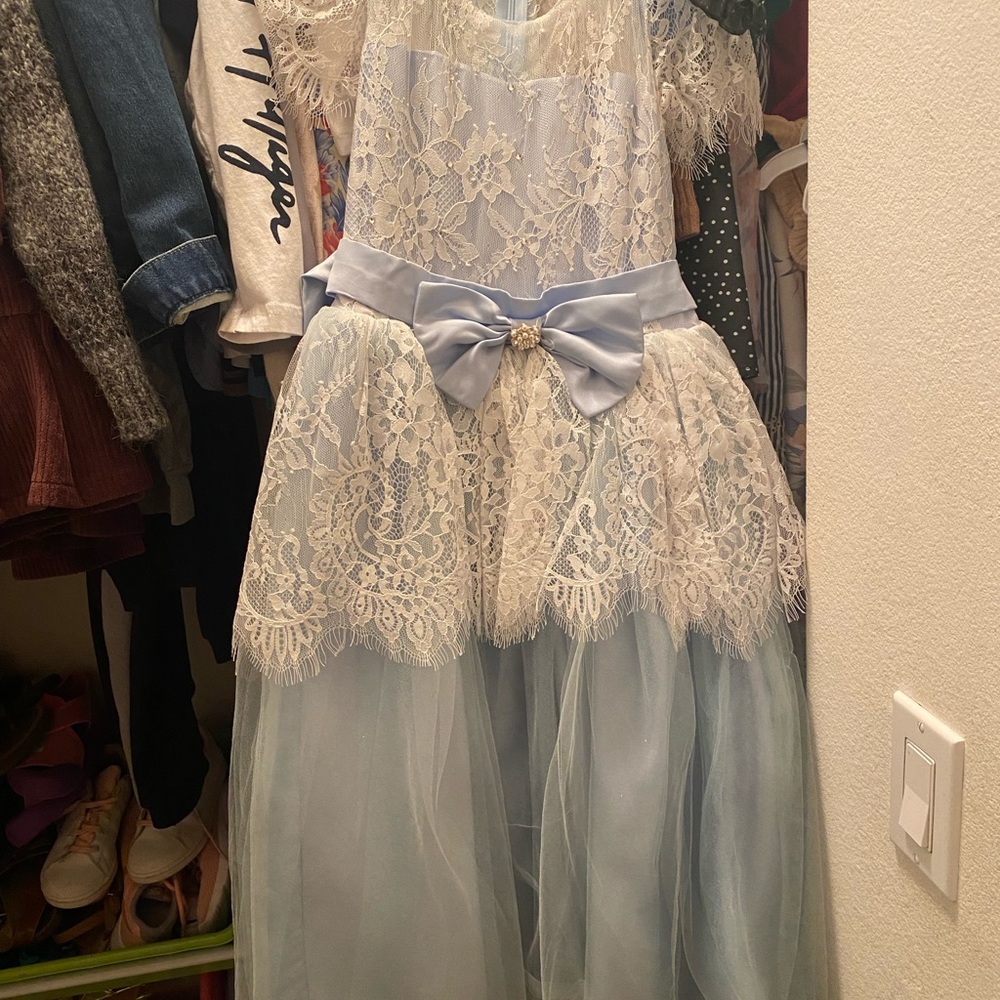 Flower girl dress baby blue size 5T. Made it smaller Not a size 130 (8)!!